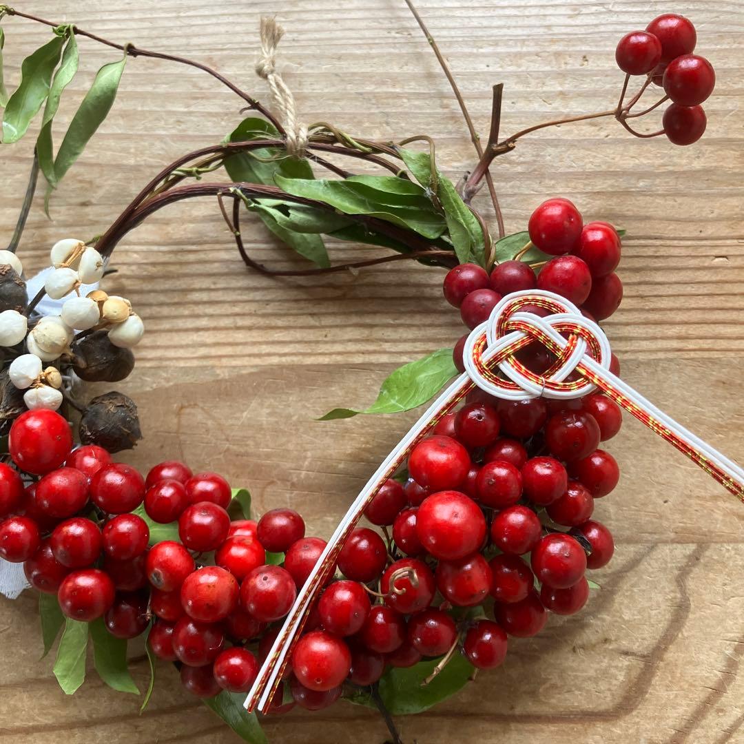 サンキライとナンキンハゼの手のひらリース　お正月飾り