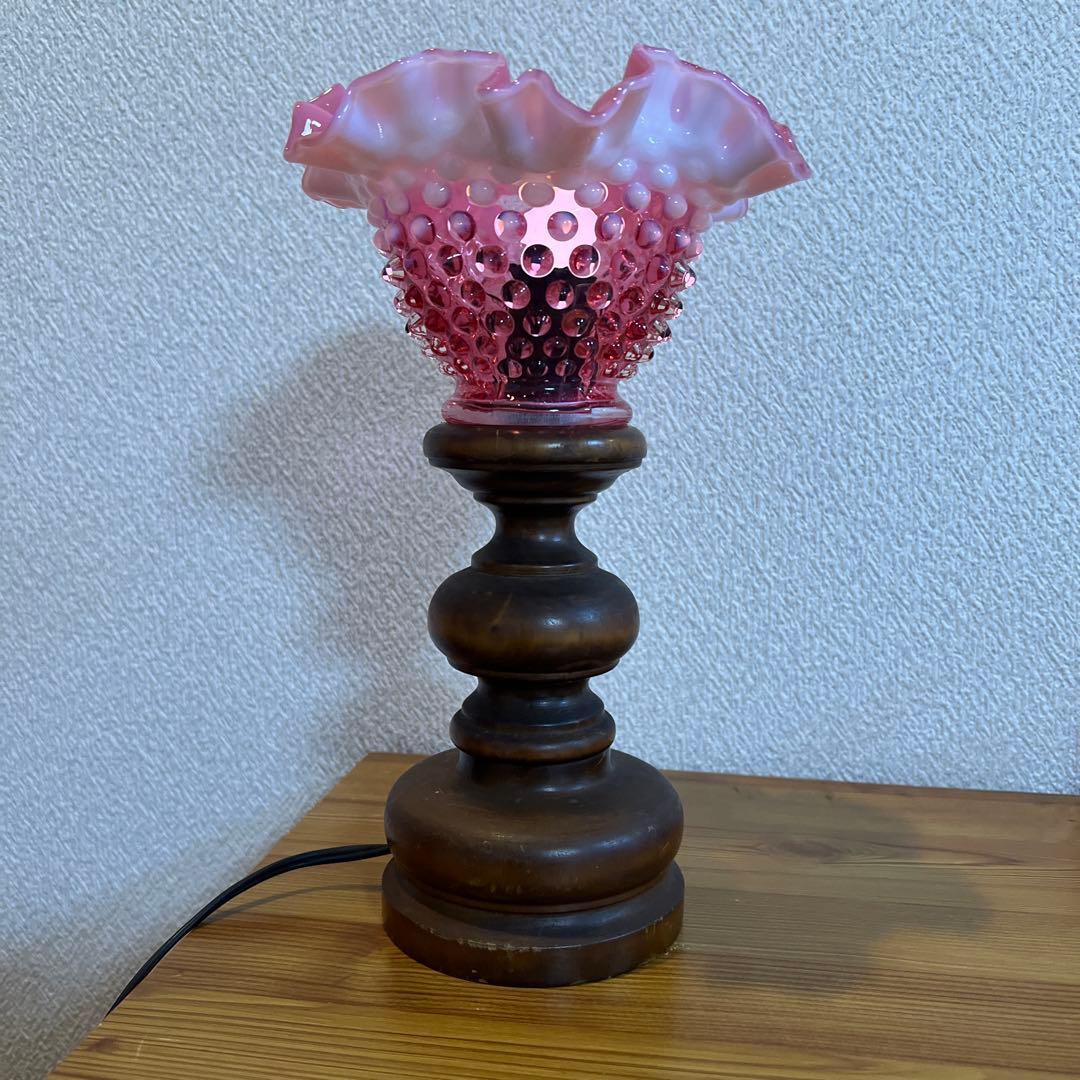 オールドフェントン　ホブネイル/クランベリーオパールセントガラスのテーブルランプ