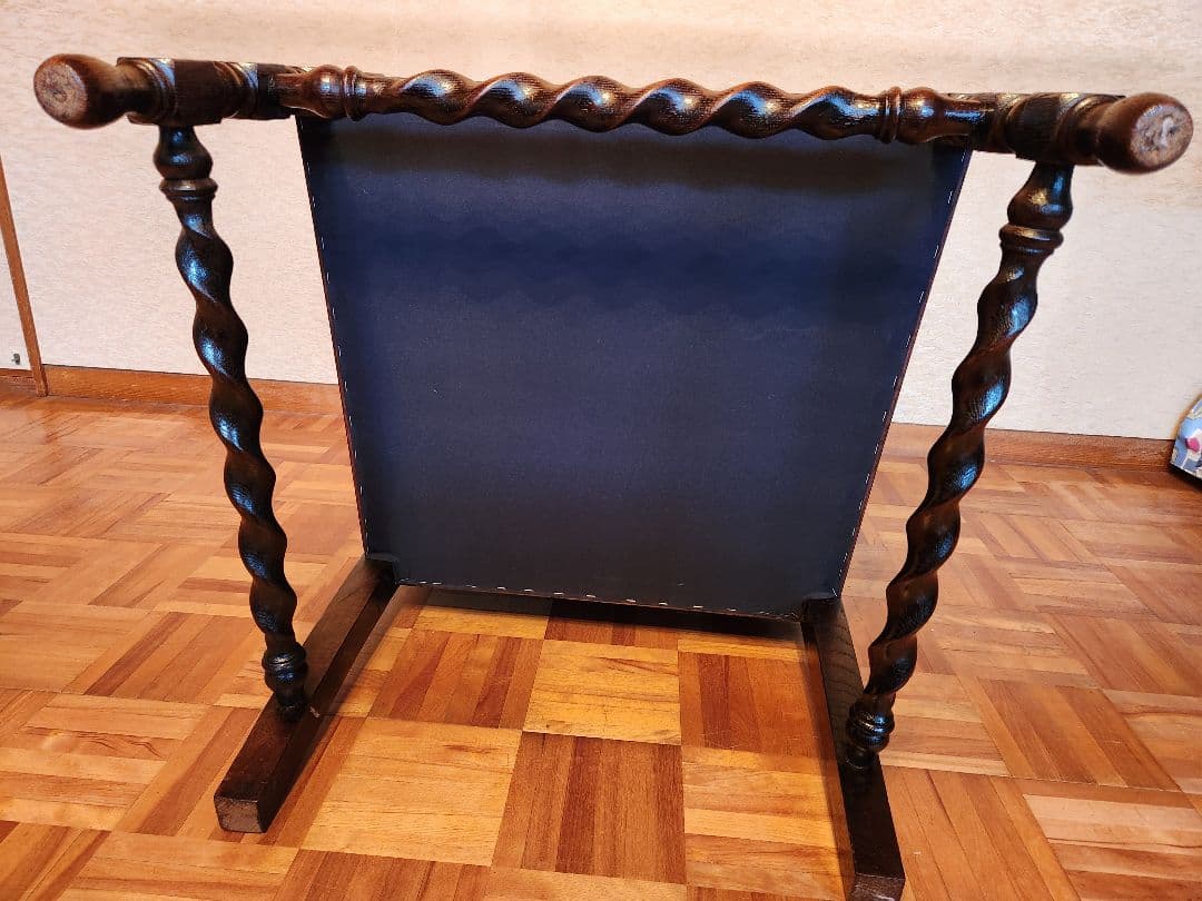 英国アンティークアームチェアー　彫刻　ツイストレッグ　椅子　オーク材