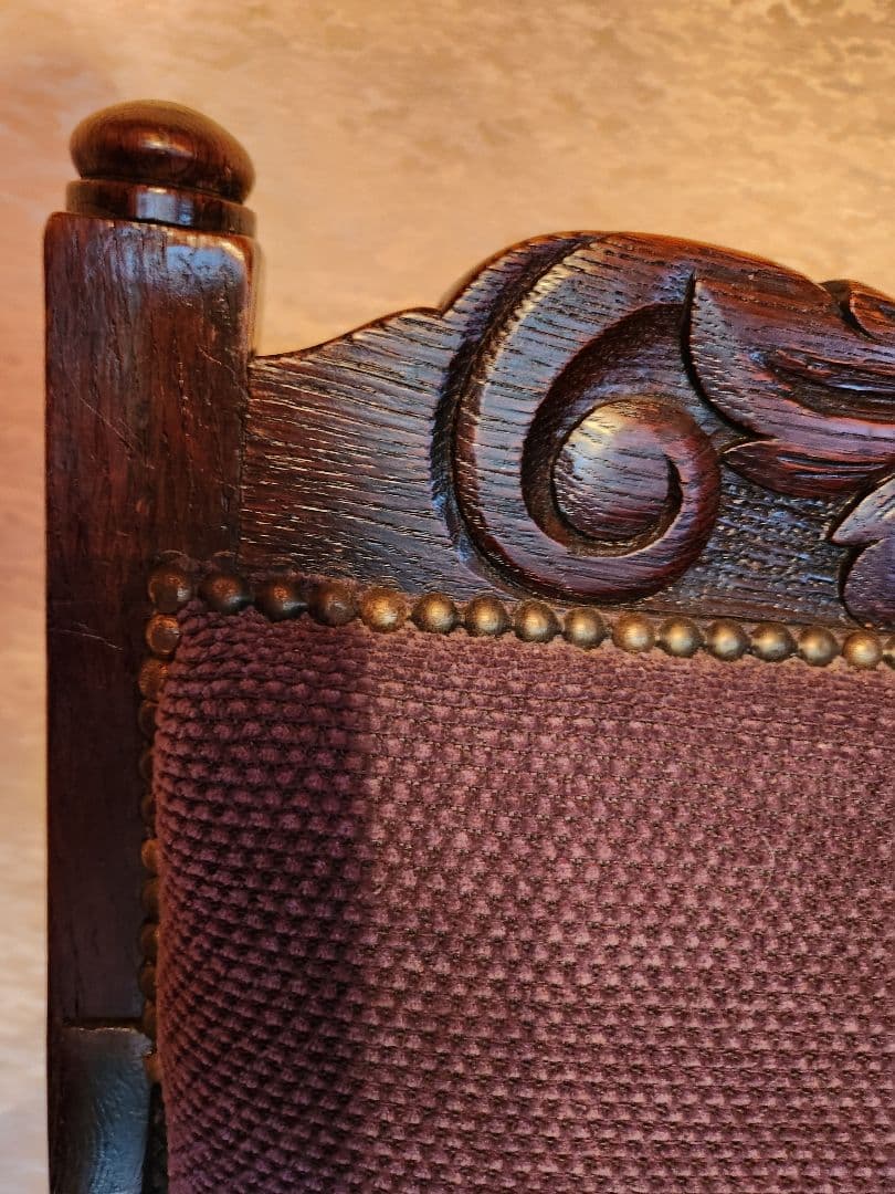 英国アンティークアームチェアー　彫刻　ツイストレッグ　椅子　オーク材