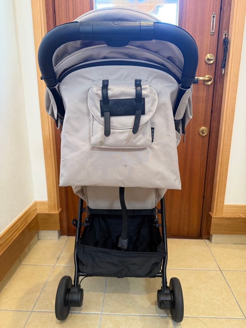 折りたたみ式グレーのベビーカー