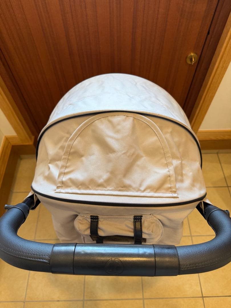 折りたたみ式グレーのベビーカー