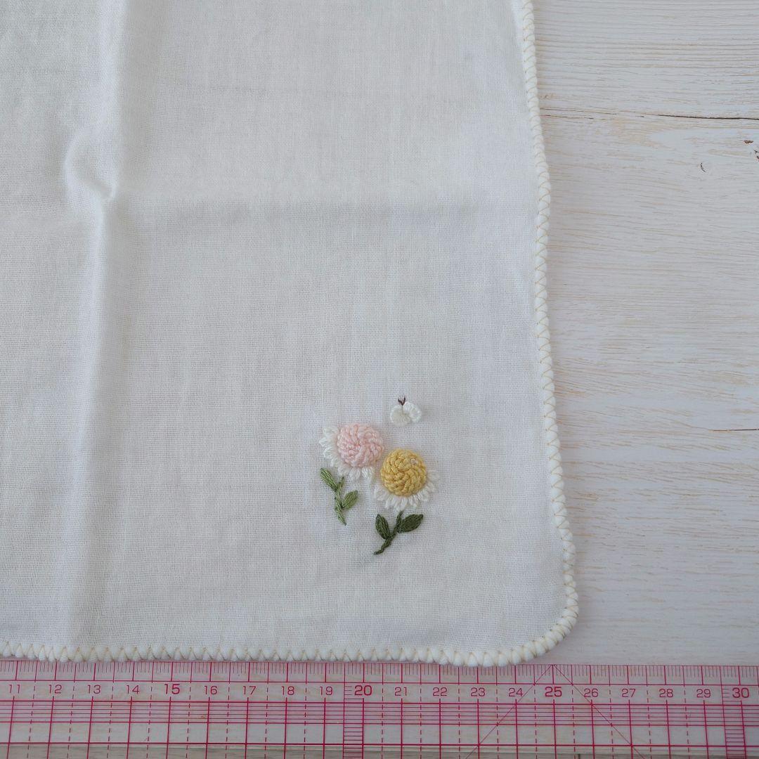 手刺繍入ちっちゃな ガーゼハンカチ【ぷっくりお花】
