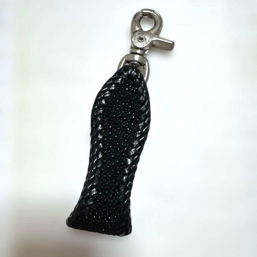 黒の編み込みデザインキーホルダー　エイ皮　USA