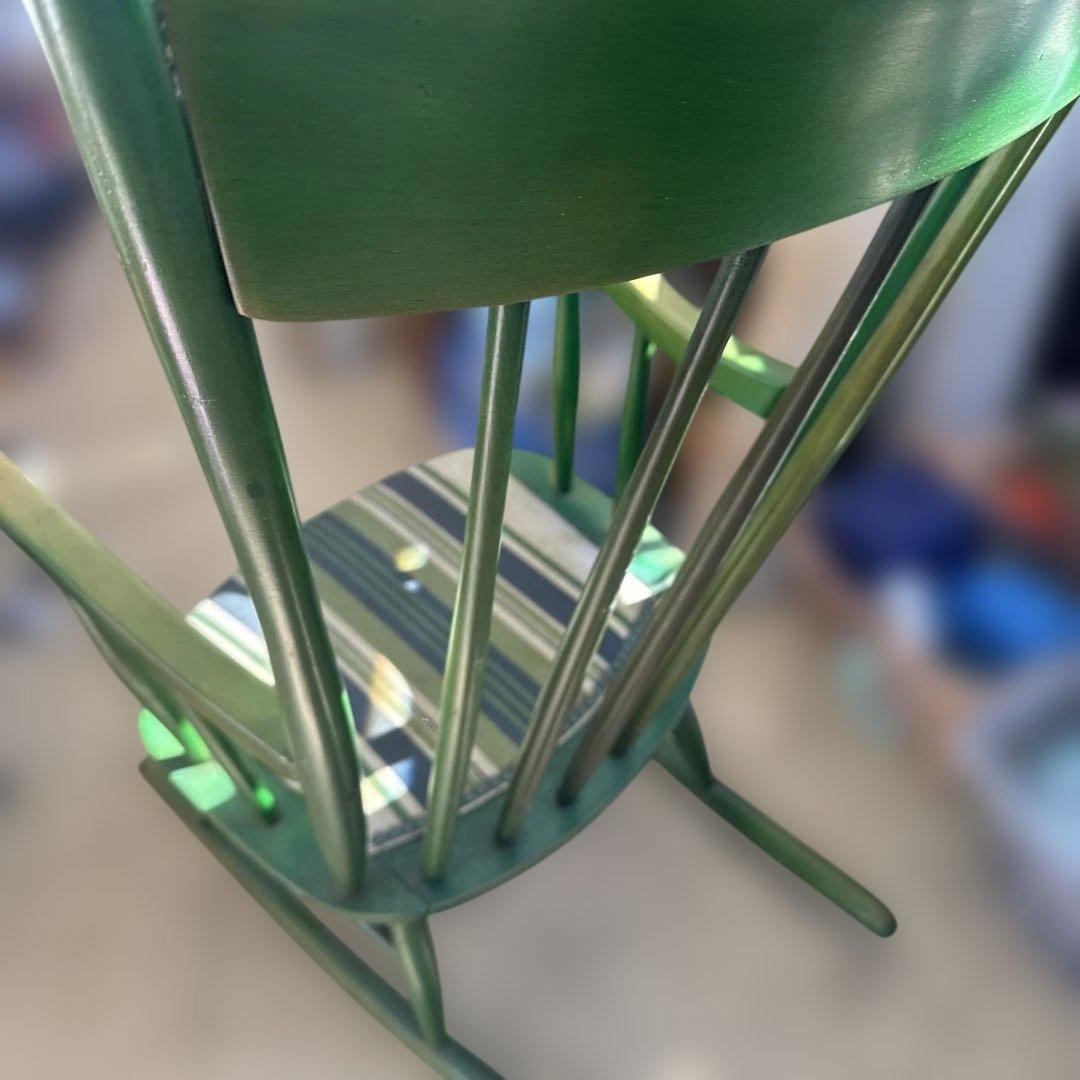 アンティーク　ロッキングチェア　緑色ストライプデザイン椅子