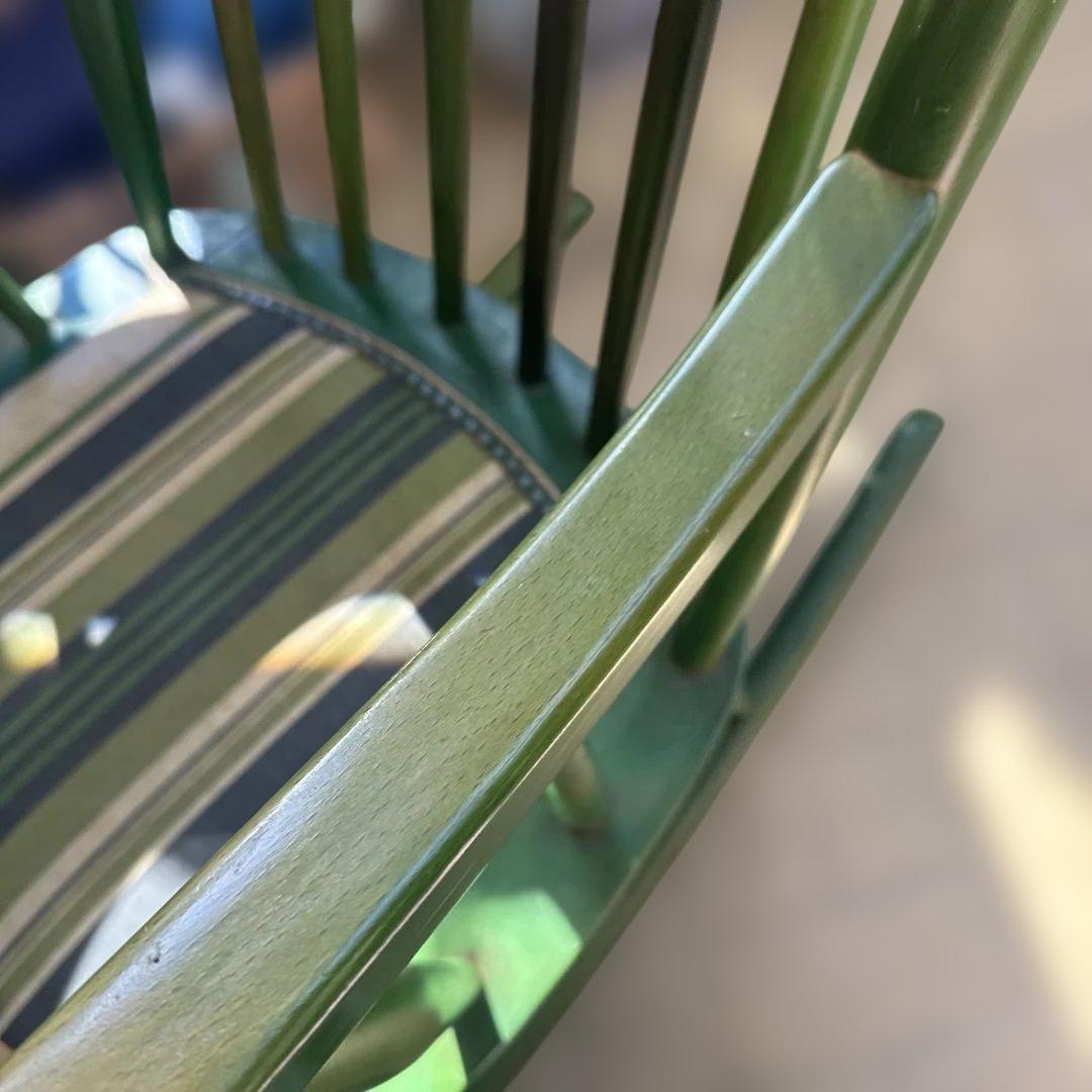 アンティーク　ロッキングチェア　緑色ストライプデザイン椅子