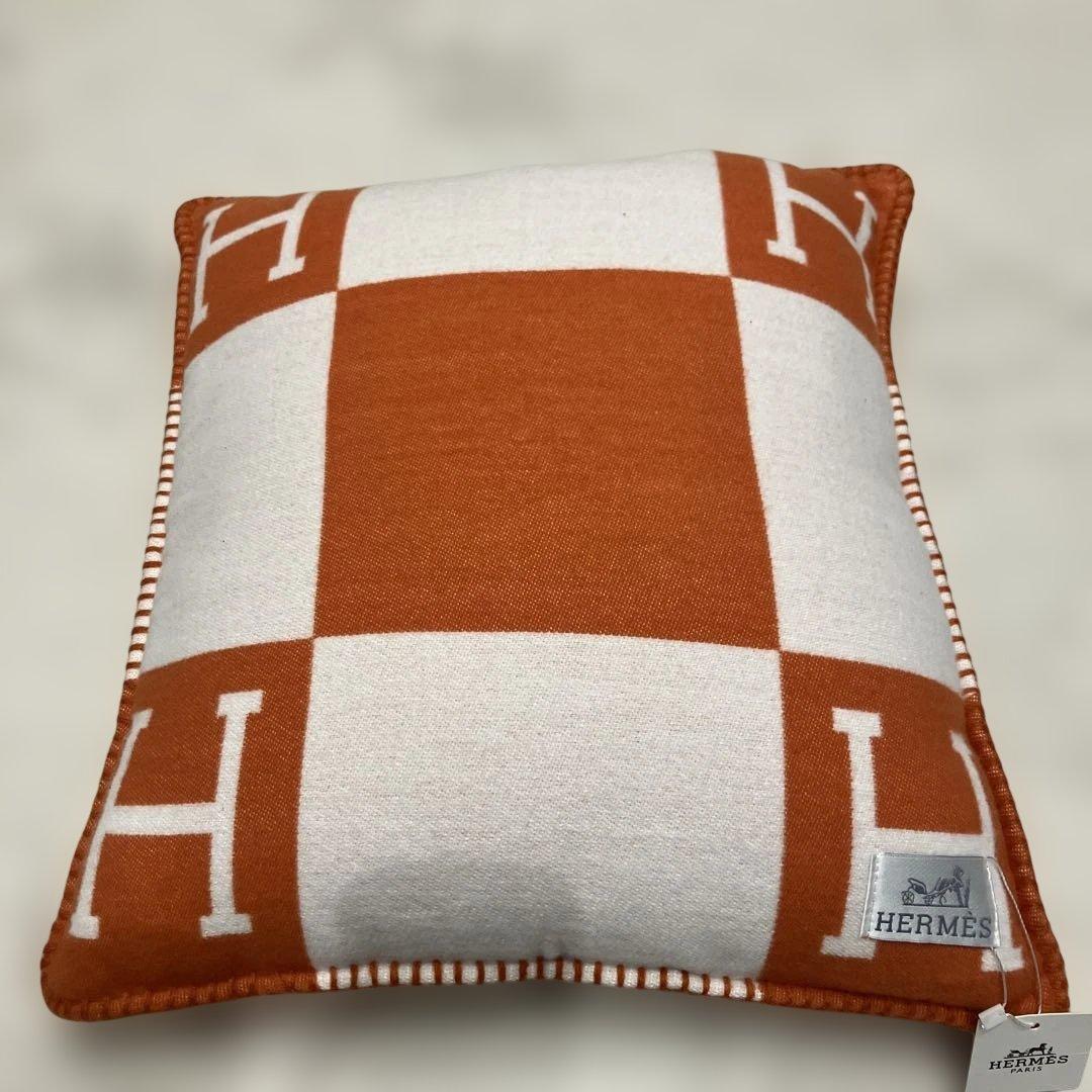 HERMES Hロゴ クッション オレンジ