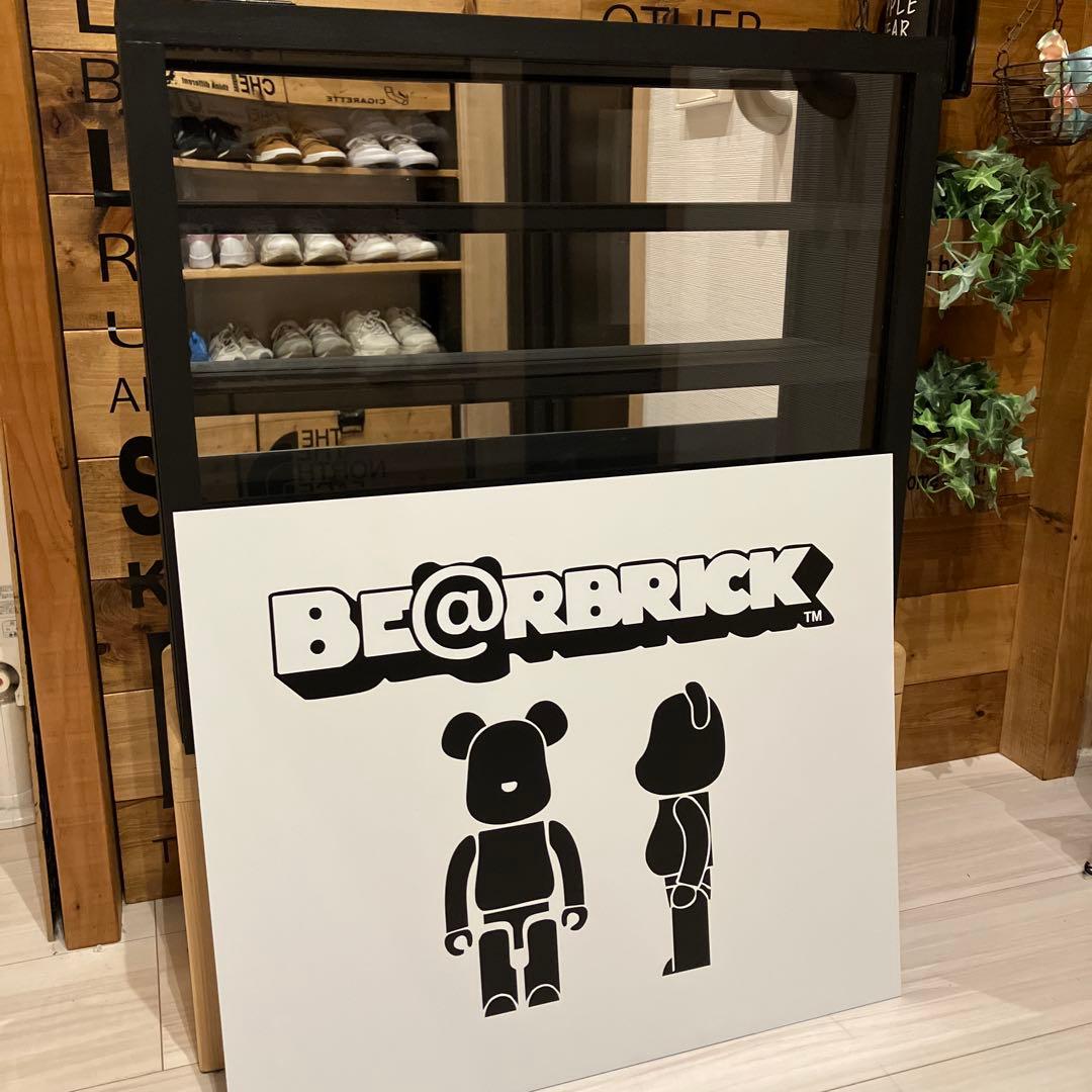 まつまつ　BE@RBRICK100％　48体収納ケース　扉付　ベアブリック