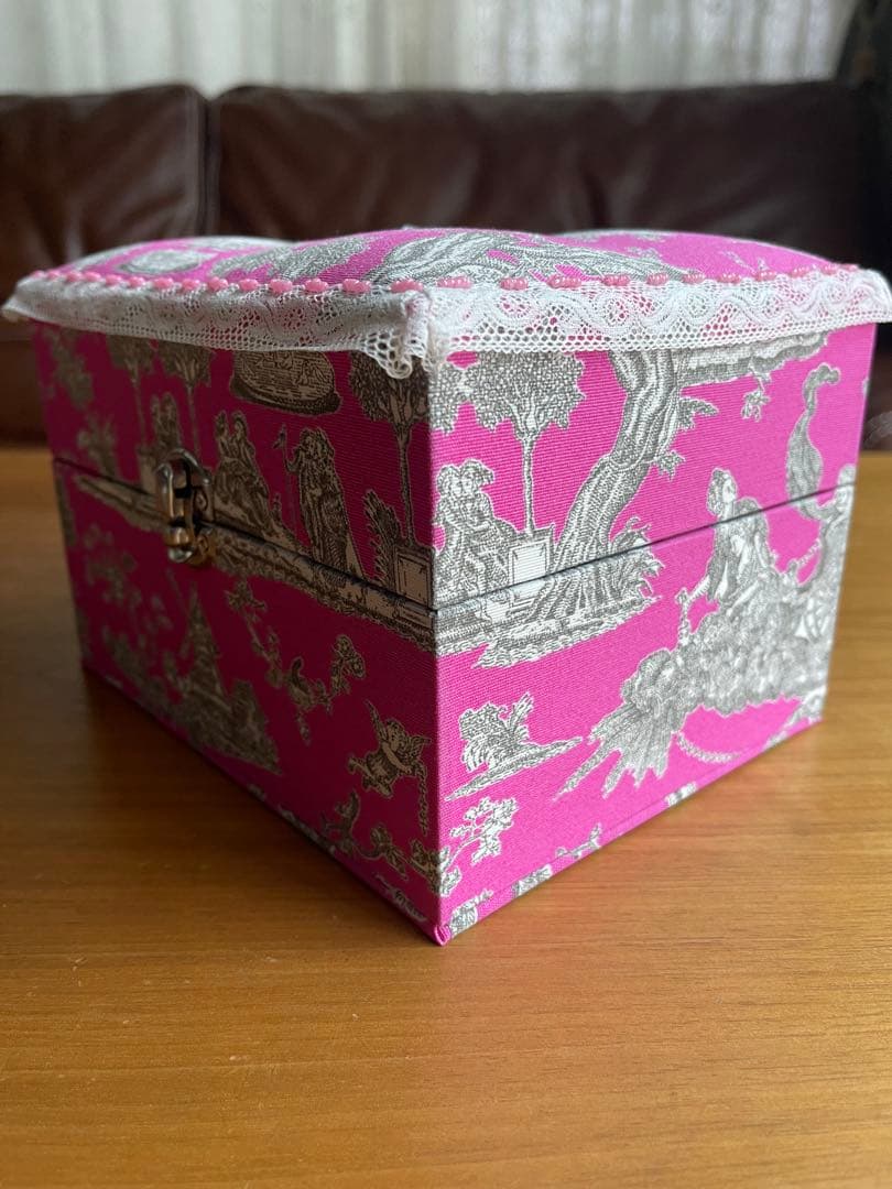 カルトナージュ裁縫箱(中)ピンクの素敵な生地　珍しい‼️