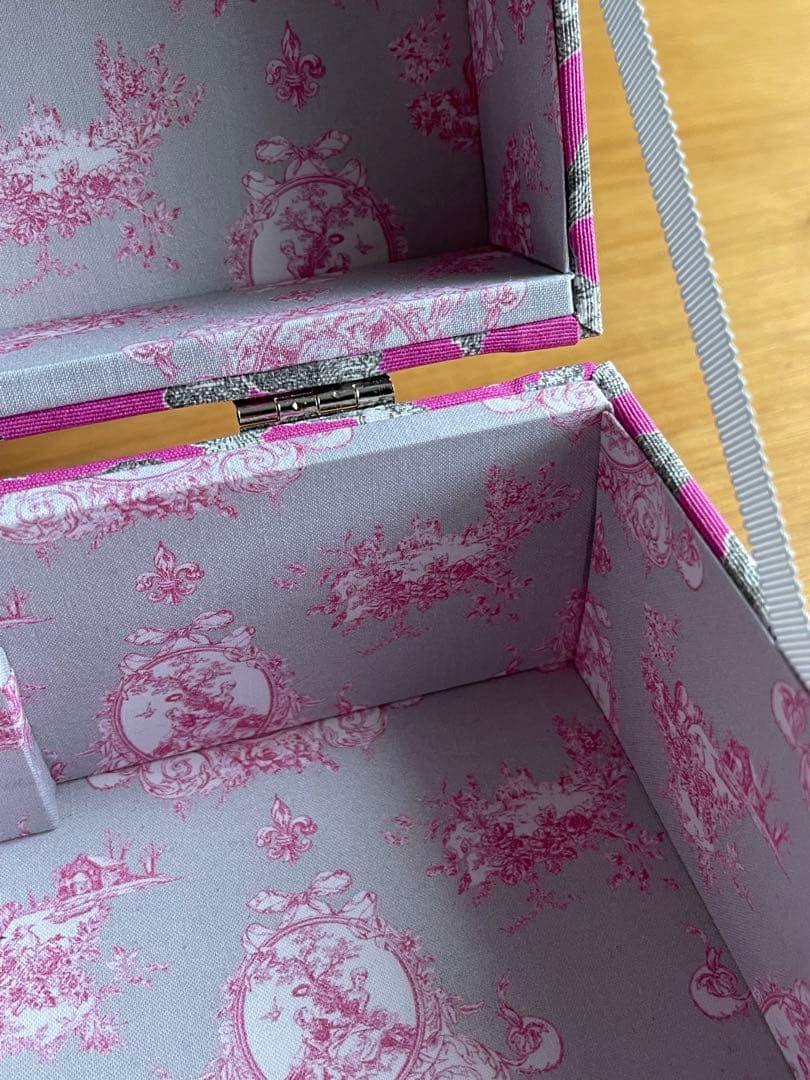カルトナージュ裁縫箱(中)ピンクの素敵な生地　珍しい‼️