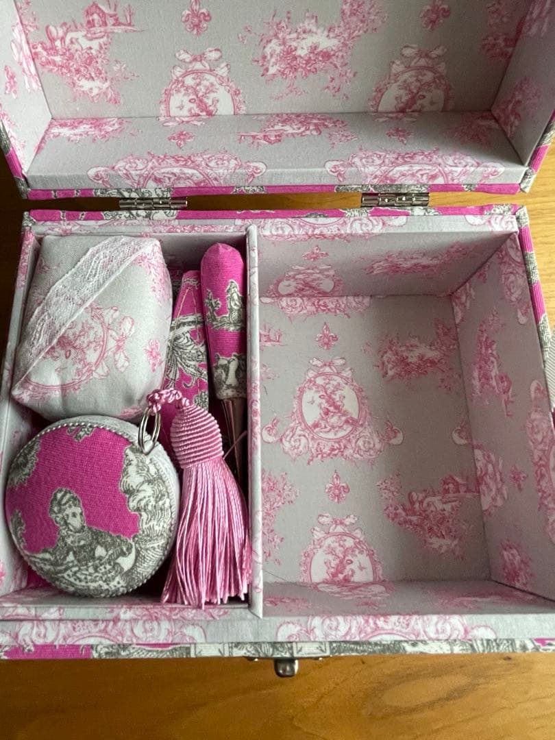 カルトナージュ裁縫箱(中)ピンクの素敵な生地　珍しい‼️