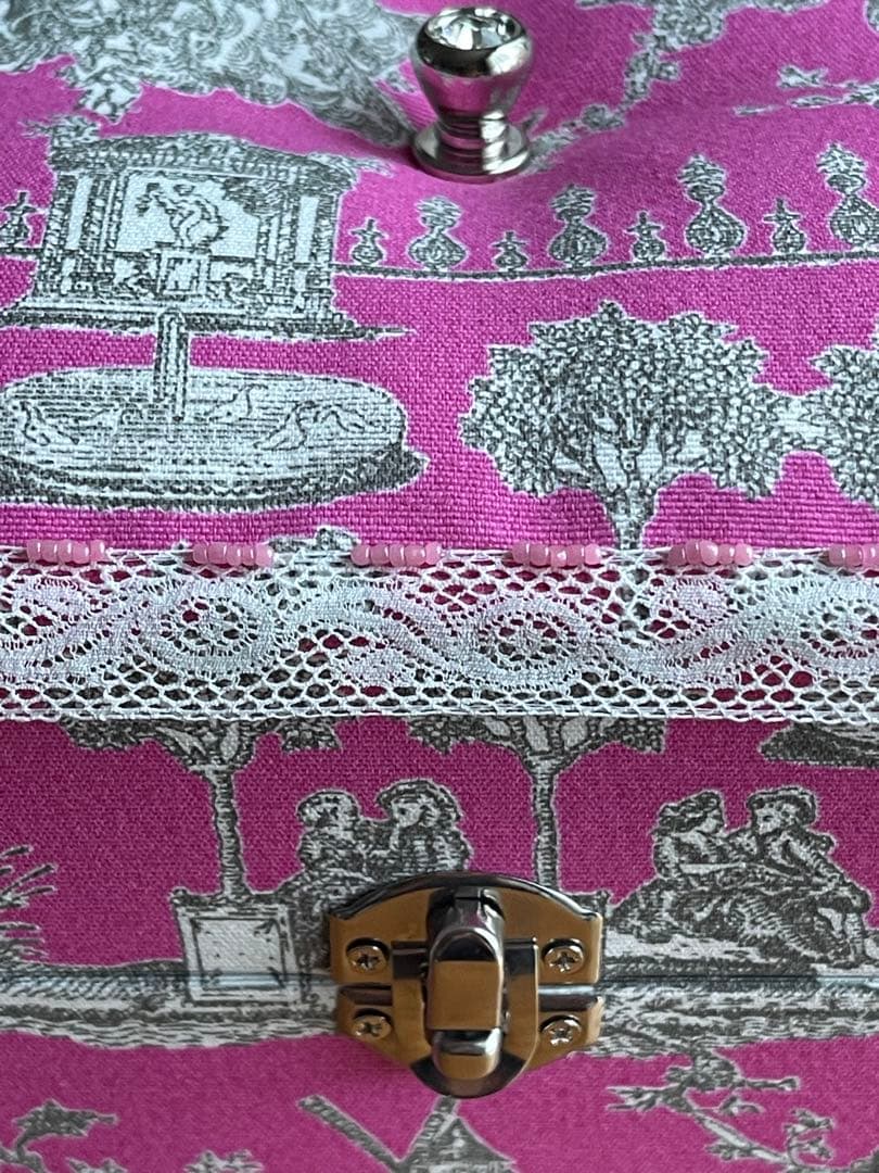 カルトナージュ裁縫箱(中)ピンクの素敵な生地　珍しい‼️