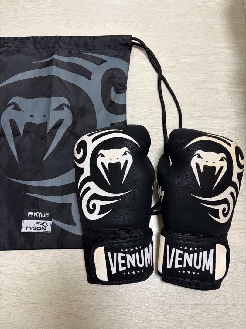 【新作】Venum ボクシンググローブ ブラック/ホワイト 10oz タイソン