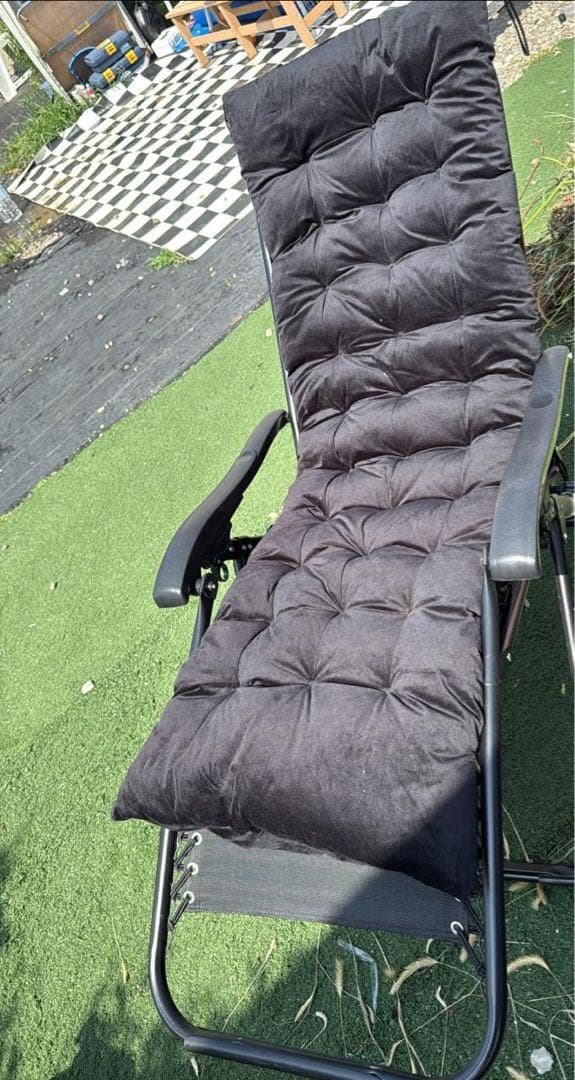 黒いリクライニングチェア