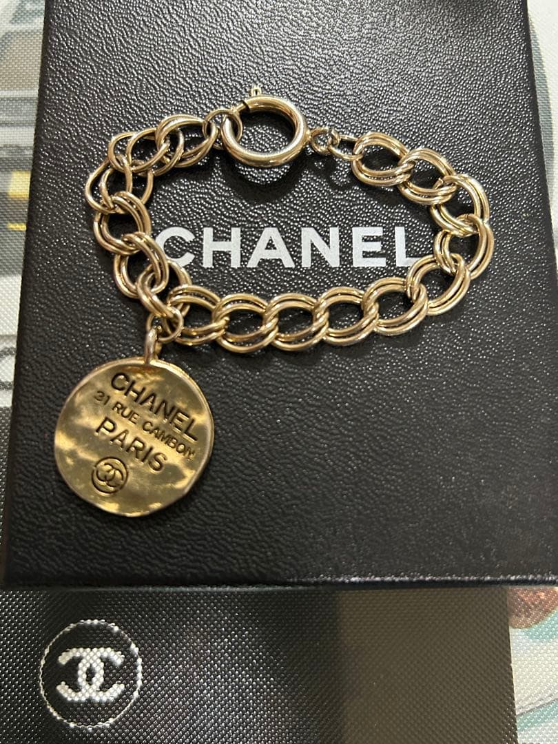 CHANEL チェーンブレスレット ロゴチャーム付き