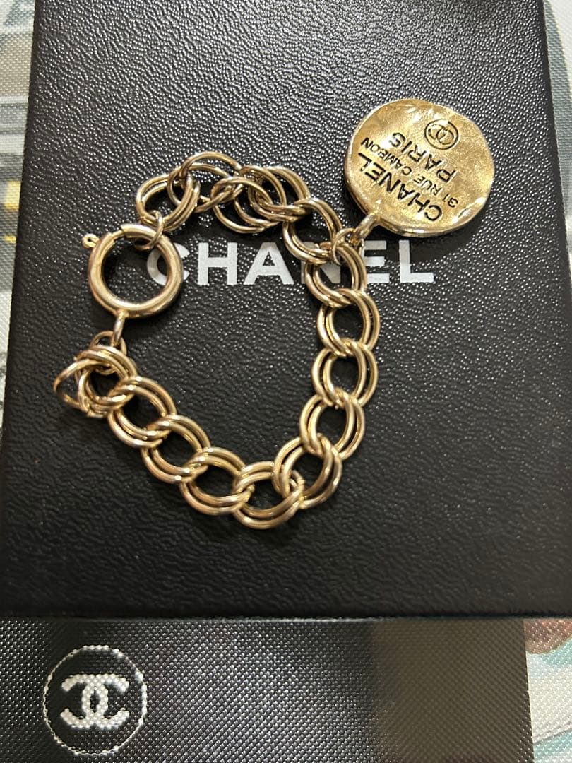 CHANEL チェーンブレスレット ロゴチャーム付き