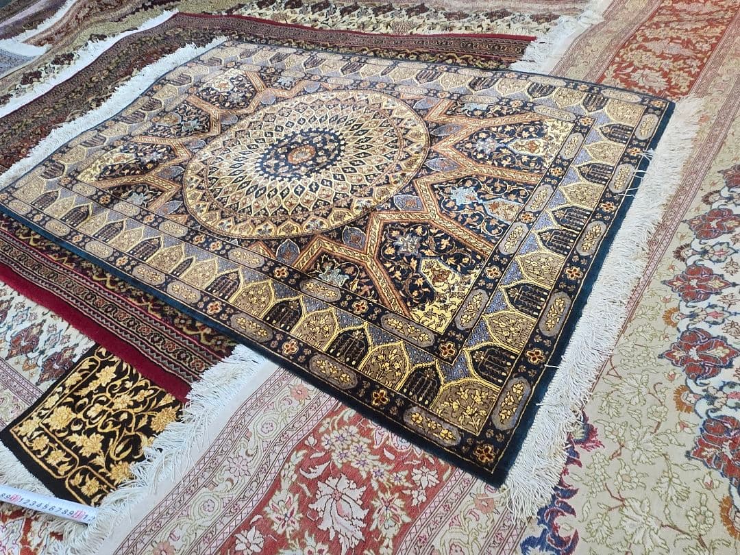 ペルシャ絨毯クム産綺麗なダークグリーンとゴルド色100%手織りシルク120×80