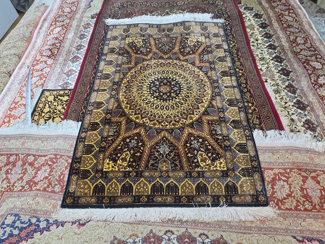 ペルシャ絨毯クム産綺麗なダークグリーンとゴルド色100%手織りシルク120×80