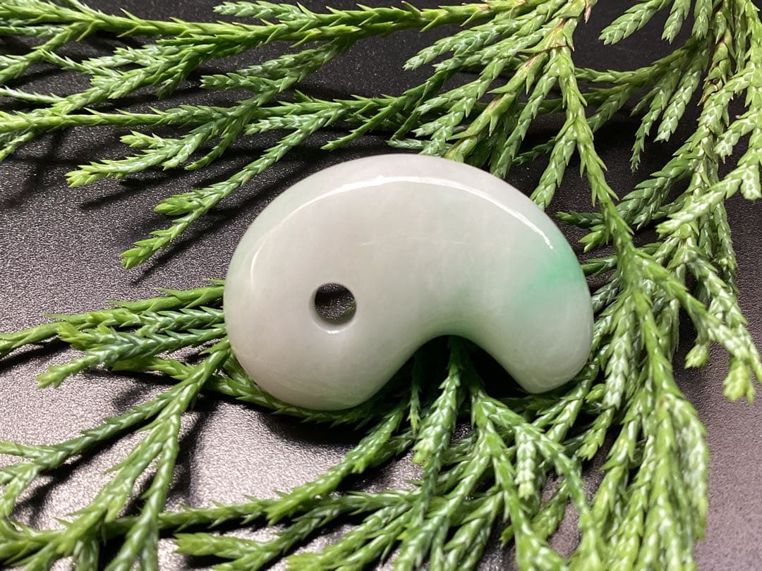 ✳ premiumシリーズ 本物の糸魚川翡翠　開運*摩訶不思議な勾玉　鑑別書付を