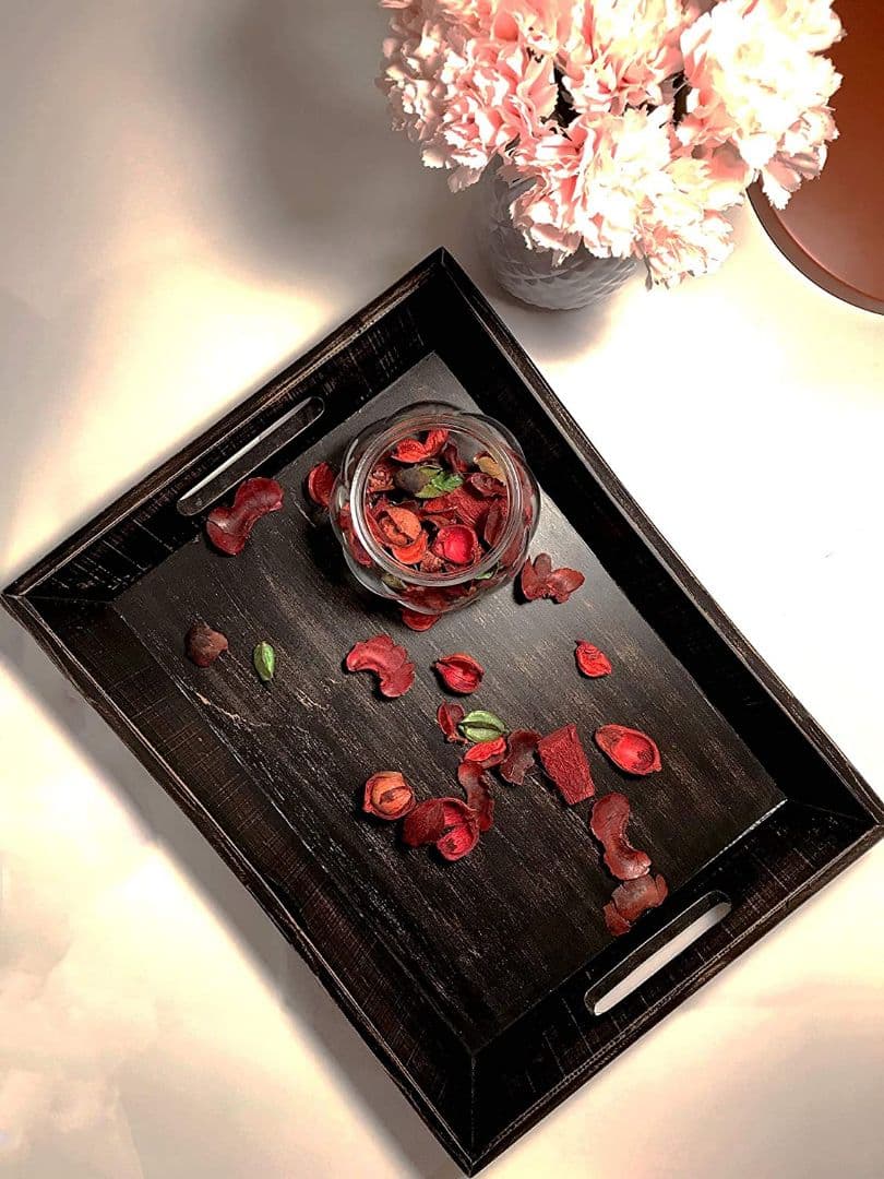 実用的な多机能テーブル、十分なスペースがあるコーヒーテーブル。3軒