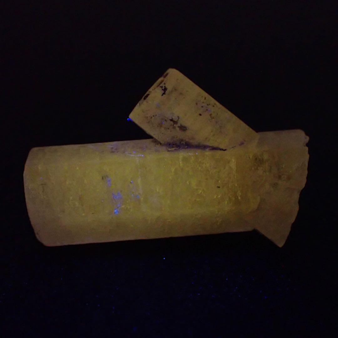 【アフガニスタン産】ピンクアパタイト(イエロー蛍光)