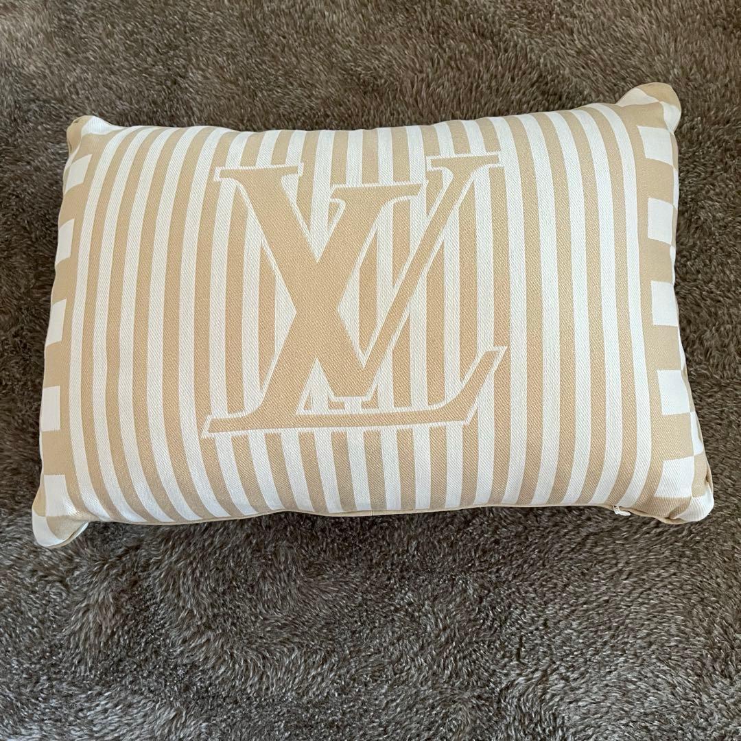 新品　LOUIS VUITTONクッション　プラージュ LV グラフィカル