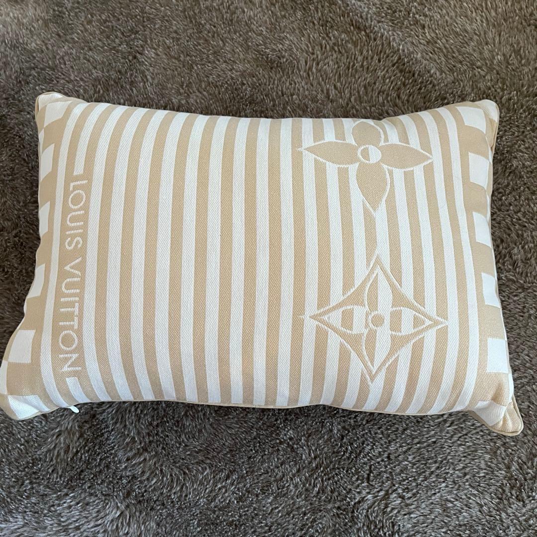 新品　LOUIS VUITTONクッション　プラージュ LV グラフィカル