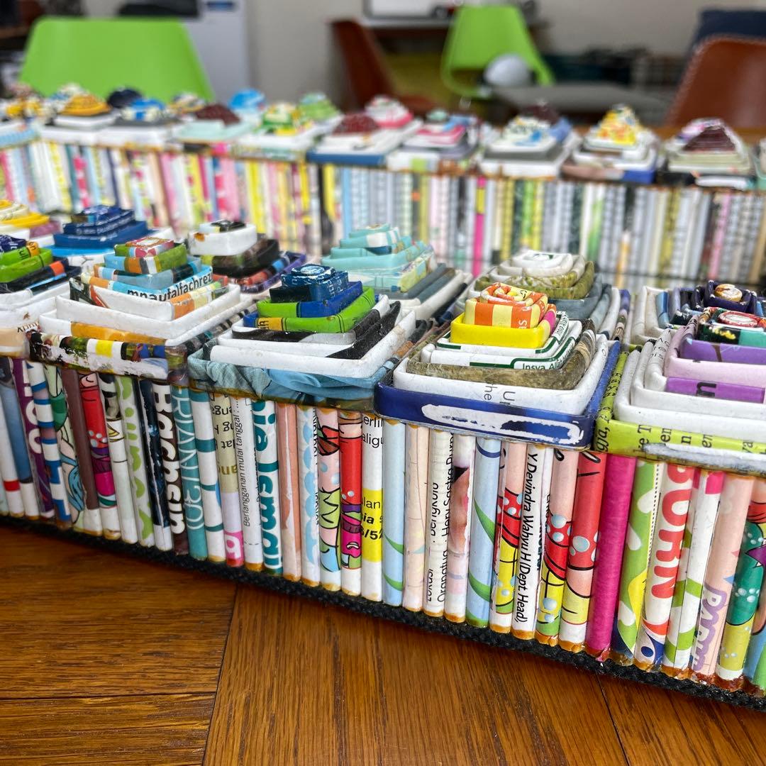 カラフルな紙製壁掛け鏡