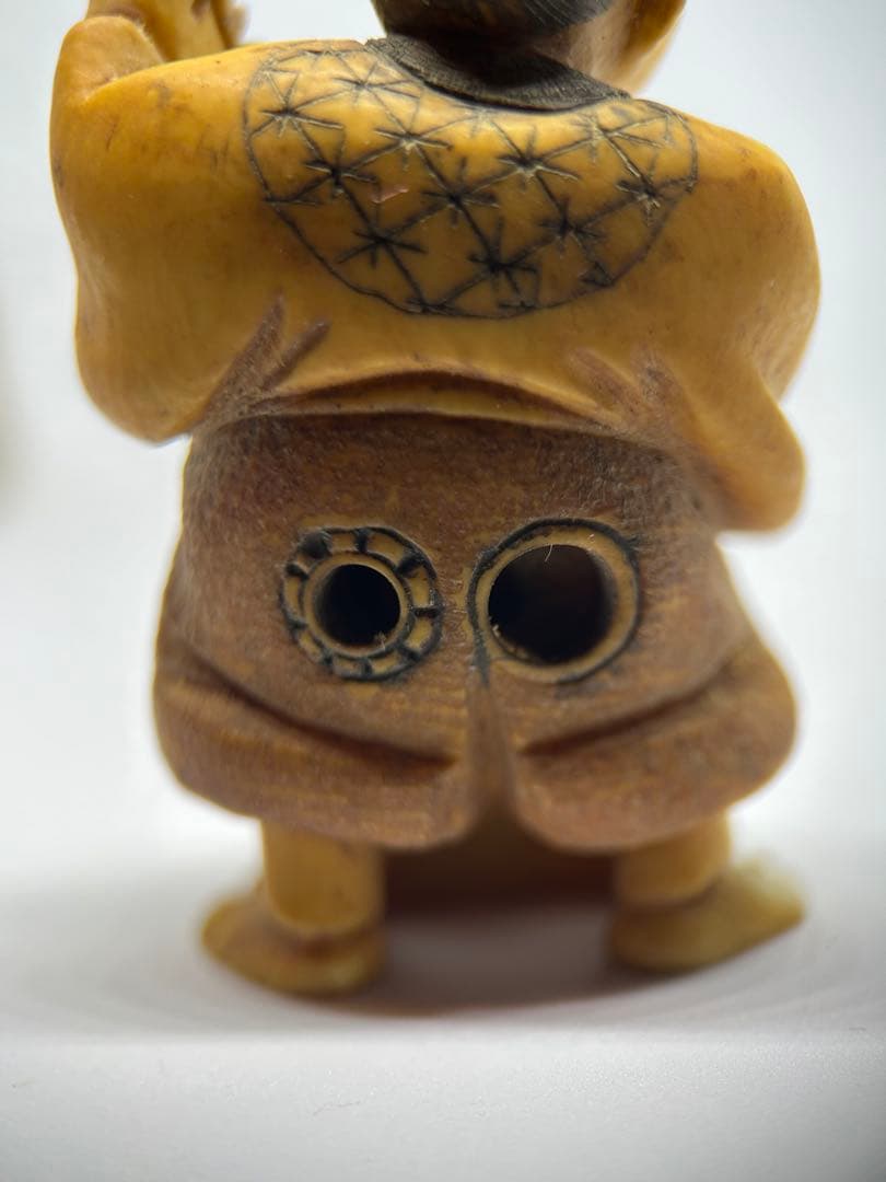 【銘あり】時代物 根付 書を嗜む老人 牙　骨素材　骨董 精密彫刻 28g