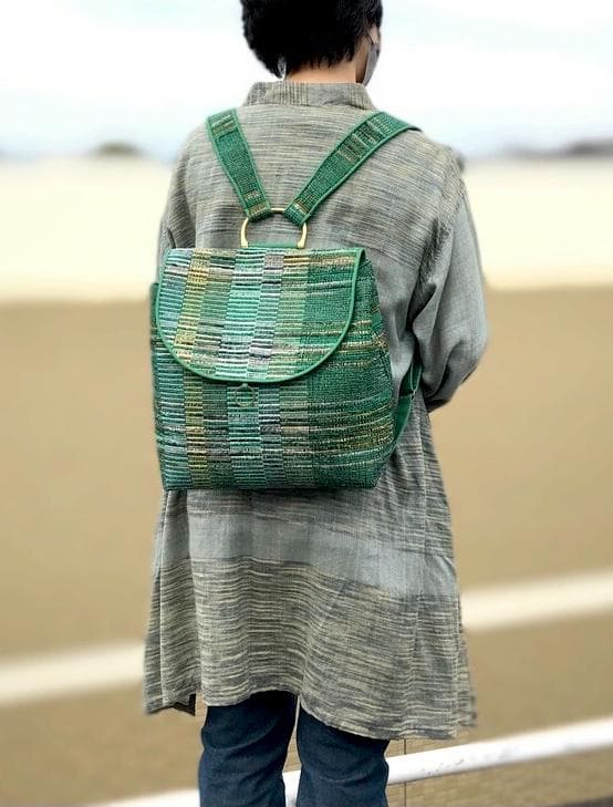 裂き織りの被せ蓋付きリュック（緑色）