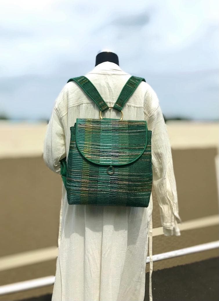 裂き織りの被せ蓋付きリュック（緑色）