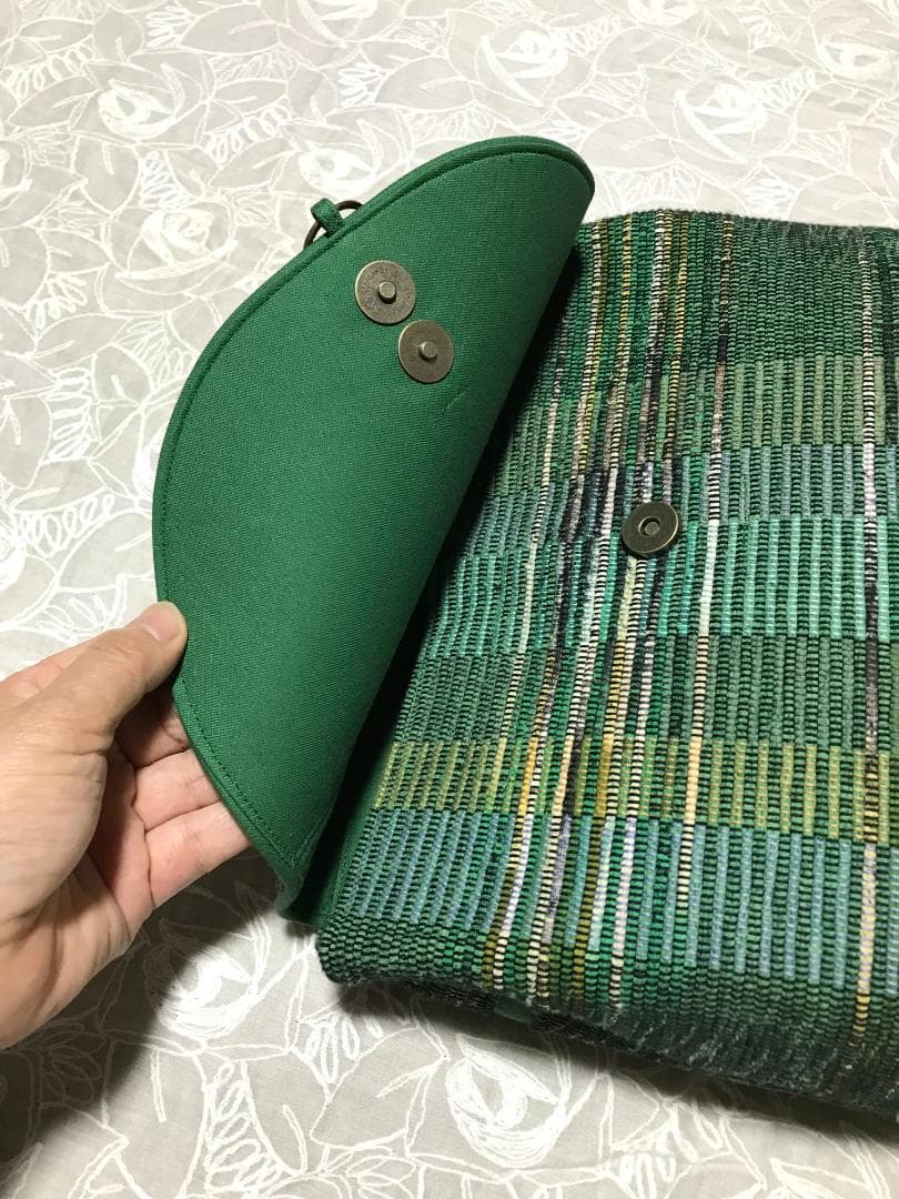 裂き織りの被せ蓋付きリュック（緑色）