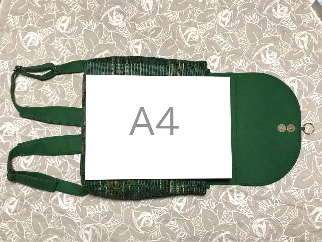 裂き織りの被せ蓋付きリュック（緑色）