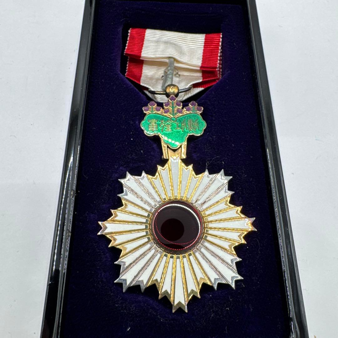 超美品✨勲章 勲五等単光旭日章 共箱 略章付き