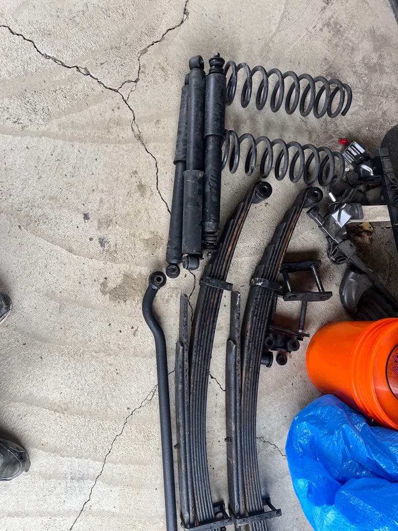 リーフスプリング・ショックアブソーバー・コイルスプリングセット