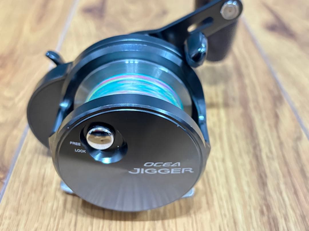 美品　SHIMANO オシアジガー F CUSTOM 2000NRHG