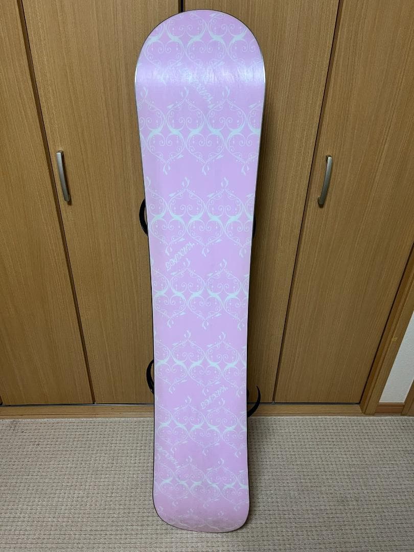 女性用スノーボード　141 cm ピンクと黒のデザイン