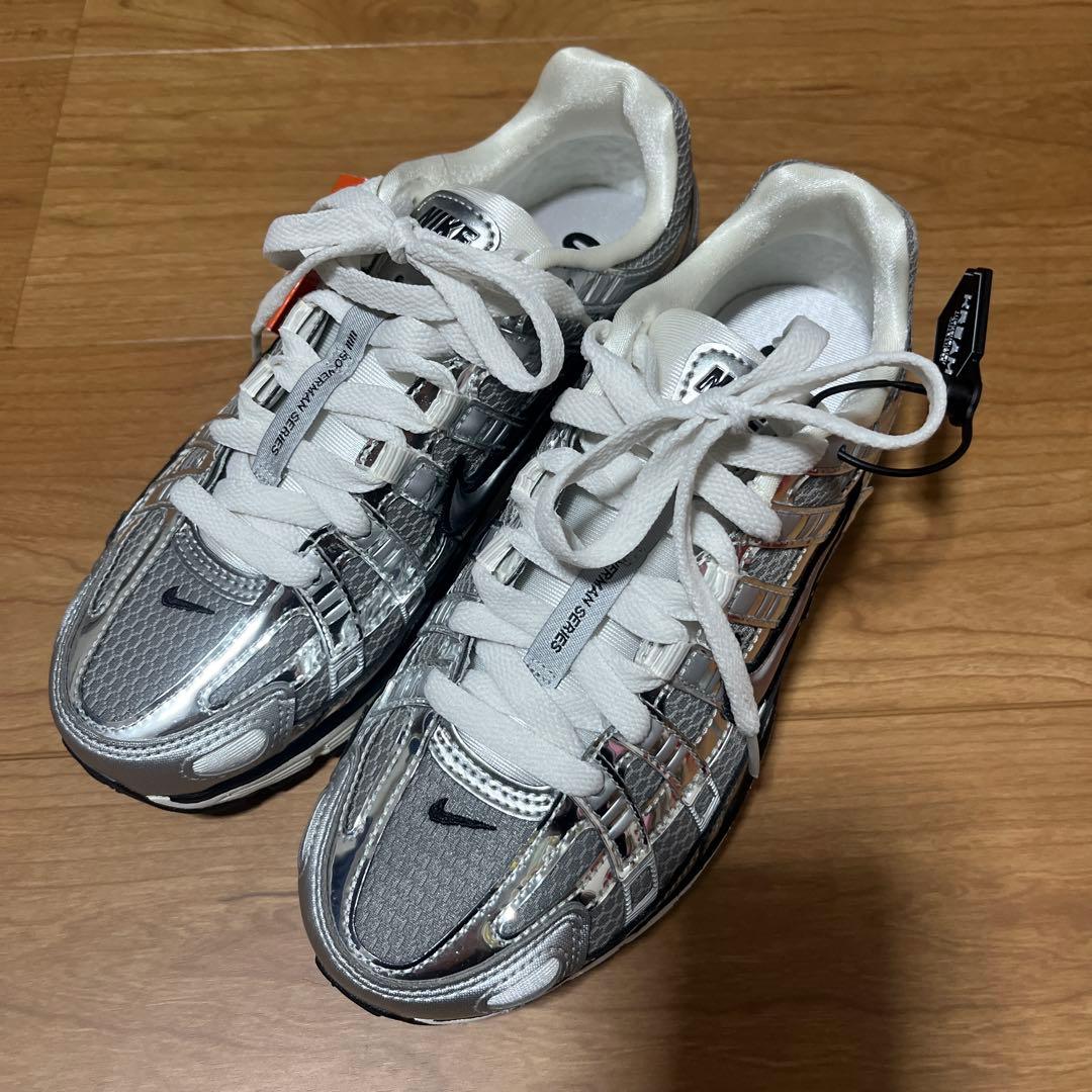 【新品】NIKE P-6000メタリックシルバー　23.5cm タグ、箱有り