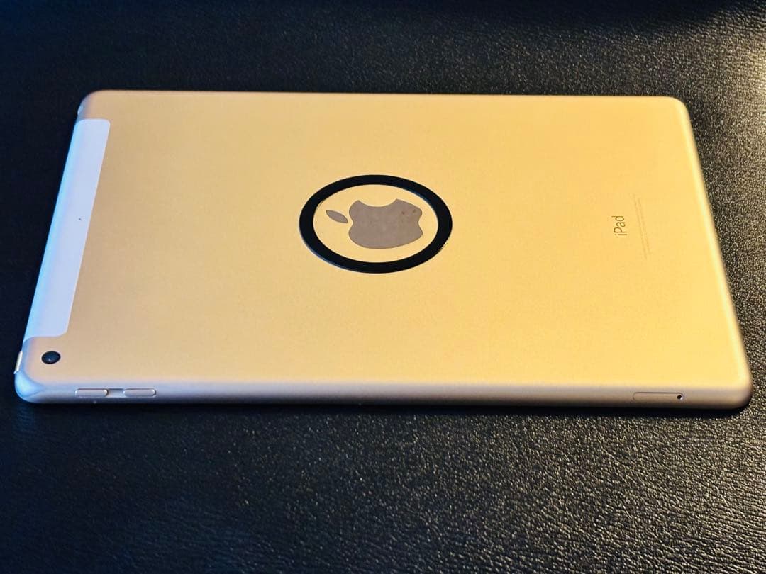 Apple iPad (第5世代) 128GB セルラーモデル　ゴールド