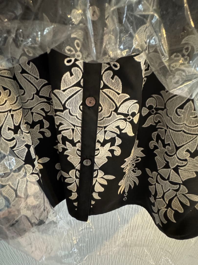 グレースコンチネンタル　オーナメントブラウスフレアスリーブ刺繍入りブラックシャツ