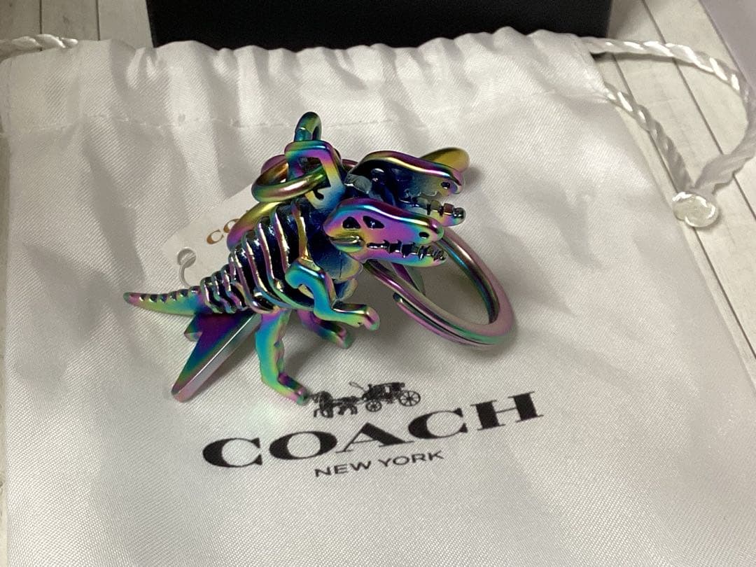 タグ保存袋付き未使用美品コーチCOACH レインボー恐竜キーホルダー本物