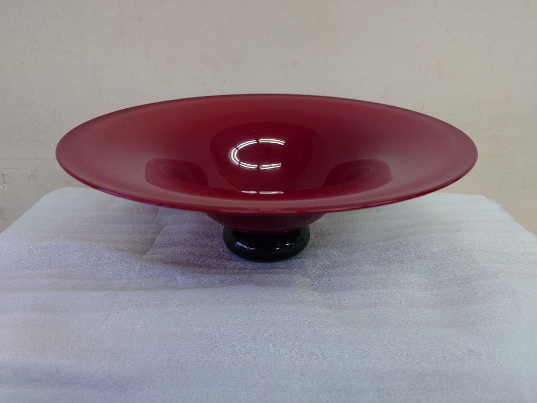 ★値下げセール★　イタリア製　赤色ガラス皿 黒色台座付き