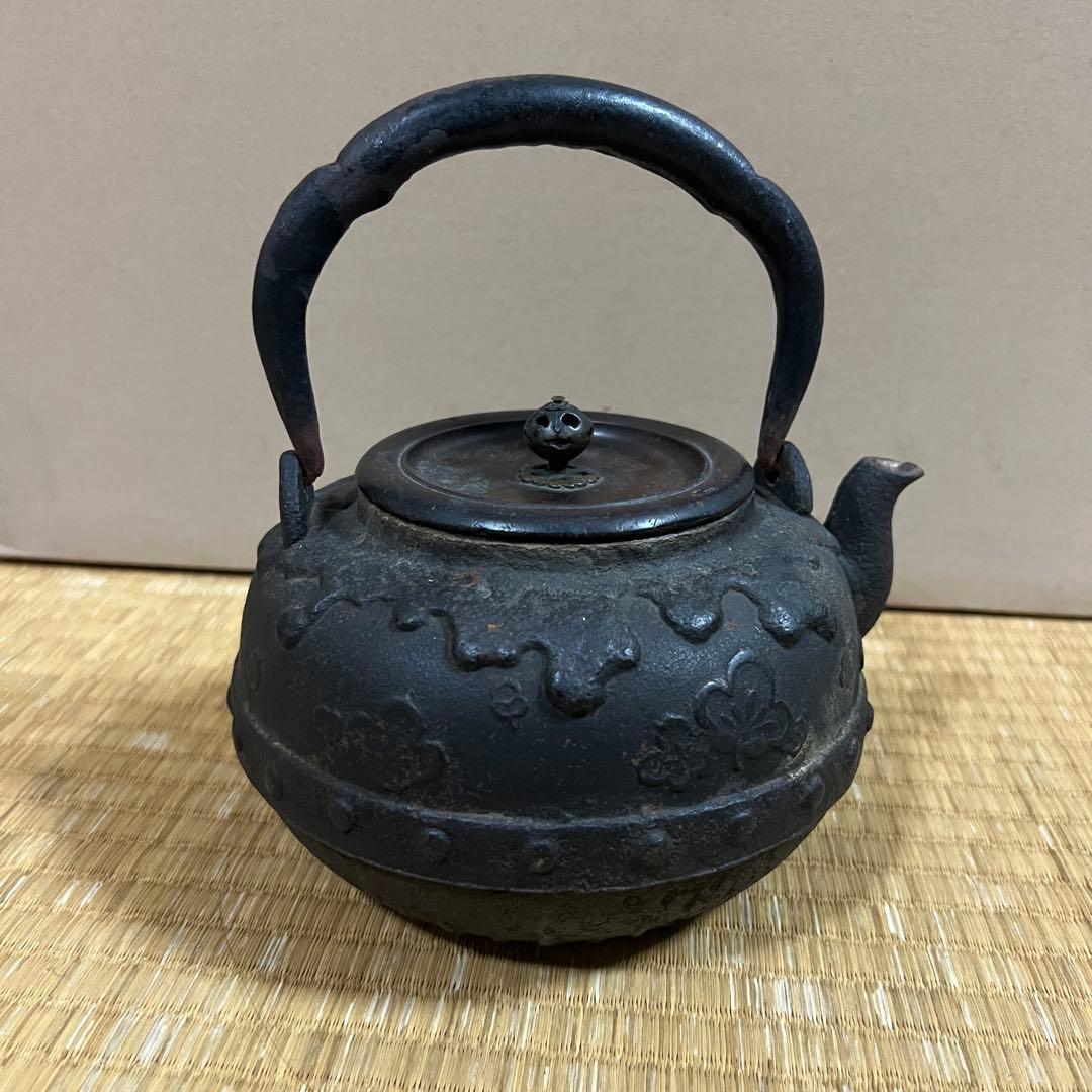 龍文堂名人 大國寿朗 造 胴在銘 漢詩梅花地紋 小振り 鉄瓶 唐銅蓋 煎茶道具