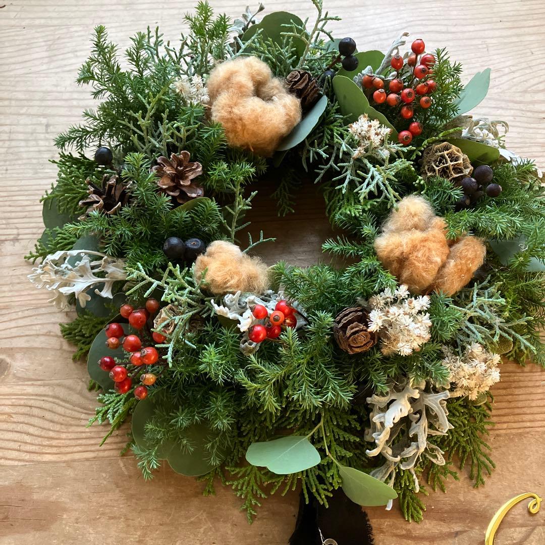 ブラウンコットンのクリスマスリース　野バラの実　フレッシュ針葉樹　シャリンバイ