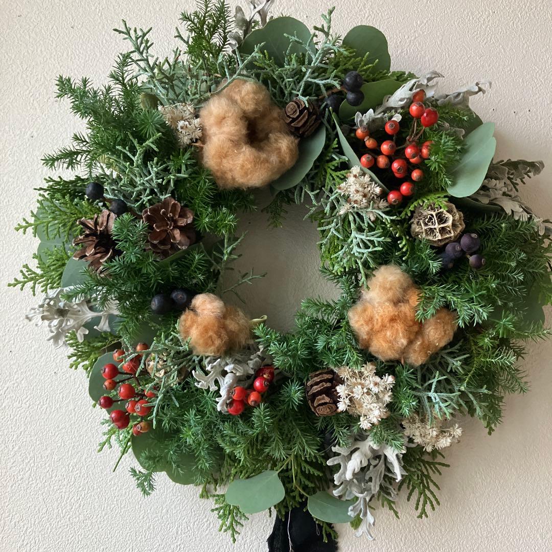 ブラウンコットンのクリスマスリース　野バラの実　フレッシュ針葉樹　シャリンバイ