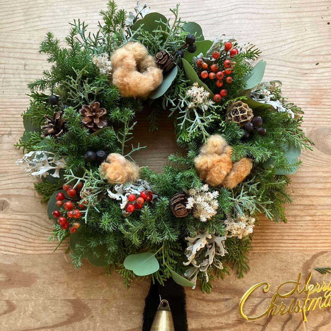 ブラウンコットンのクリスマスリース　野バラの実　フレッシュ針葉樹　シャリンバイ