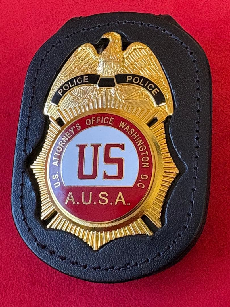 米国連邦検事局　U.S. Attorney's Office バッジ（レッド）