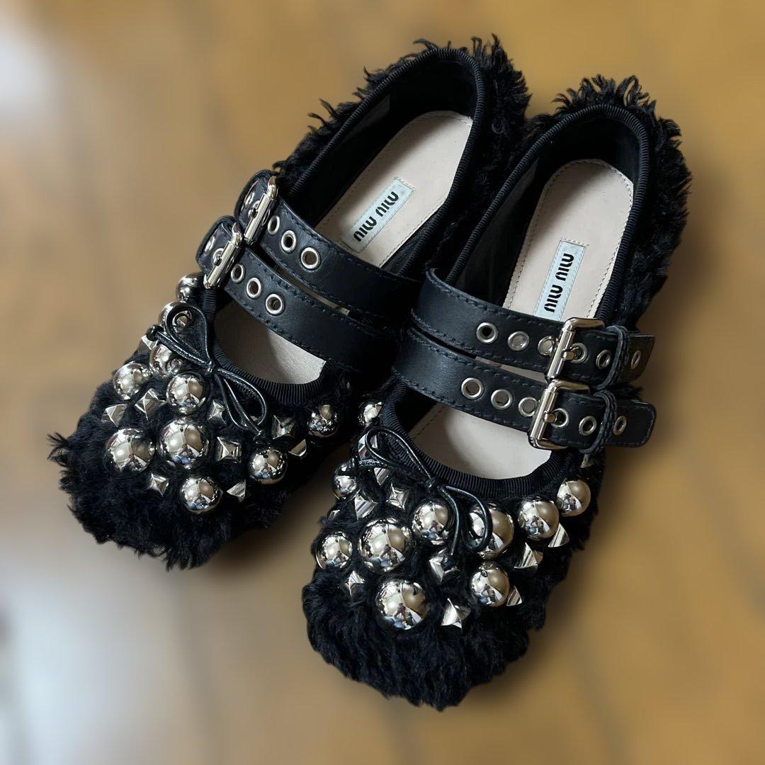 MIUMIU スタッズ付きムートンシューズ