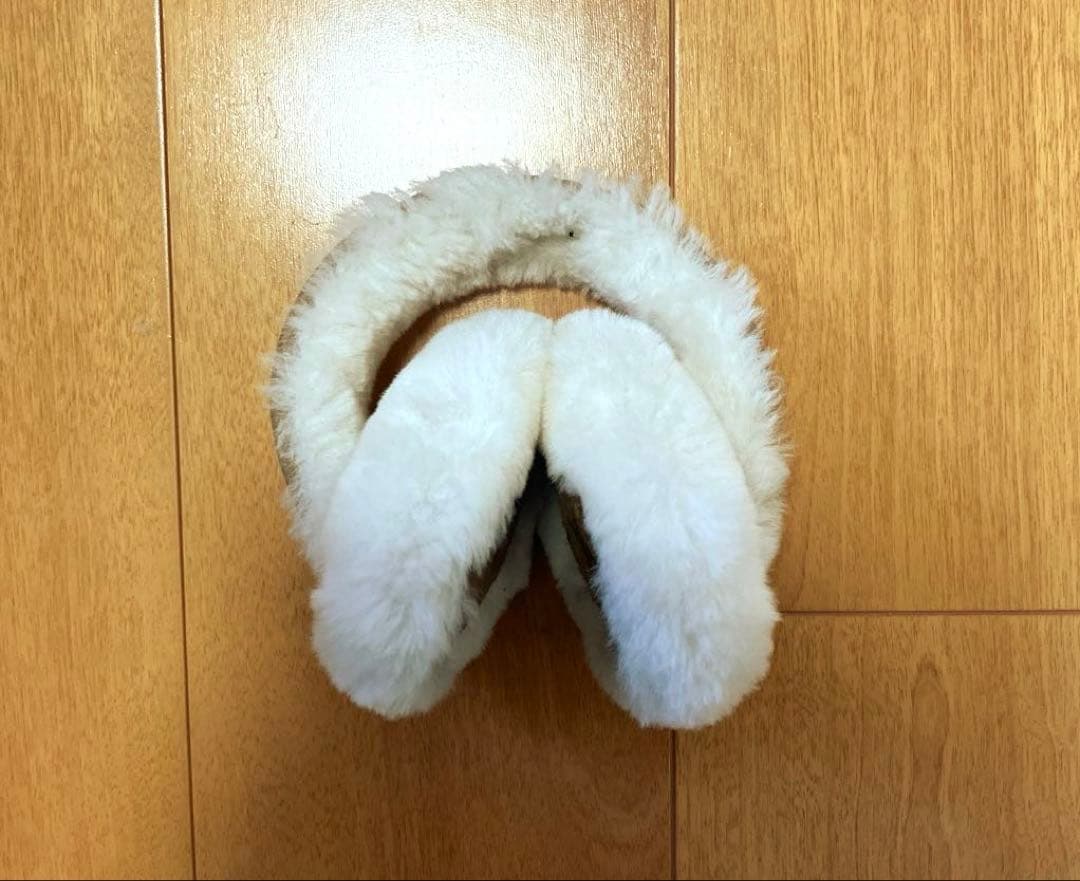 【着用1度のみ】UGG アグ シープスキン エンブロイダリーイヤーマフ　耳当て