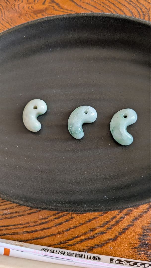 糸魚川翡翠ミニ勾玉♦ガラス質